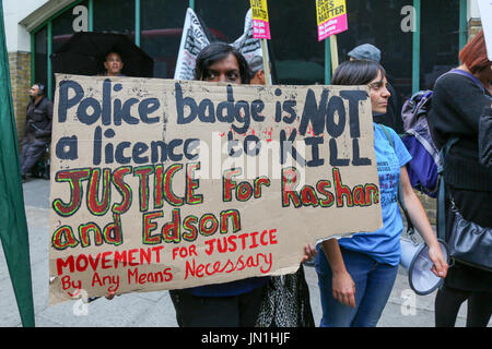 London, UK. 29. Juli 2017. Ein Demonstrator und Plakat. Protest und Vigil für Rashan Charles außerhalb Stoke Newington Polizeistation, der gestorben nachdem er gejagt und von der Polizei verhaftet. Penelope Barritt/Alamy Live-Nachrichten Stockfoto