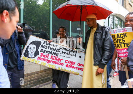 London, UK. 29. Juli 2017. Rashans Vater Patrick Charles nach der Vigil. Protest und Vigil für Rashan Charles außerhalb Stoke Newington Polizeistation, der gestorben nachdem er gejagt und von der Polizei verhaftet. Penelope Barritt/Alamy Live-Nachrichten Stockfoto