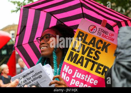 London, UK. 29. Juli 2017. Ein Demonstrant mit Black lebt Angelegenheit Plakat. Protest und Vigil für Rashan Charles außerhalb Stoke Newington Polizeistation, der gestorben nachdem er gejagt und von der Polizei verhaftet. Penelope Barritt/Alamy Live-Nachrichten Stockfoto