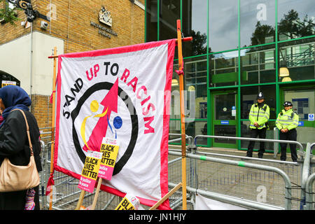 London, UK. 29. Juli 2017. Stand Up Rassismus Banner.  Protest und Vigil für Rashan Charles außerhalb Stoke Newington Polizeistation, der gestorben nachdem er gejagt und von der Polizei verhaftet. Penelope Barritt/Alamy Live-Nachrichten Stockfoto