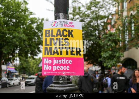 London, UK. 29. Juli 2017. Ein Poster von Black lebt Angelegenheit. Protest und Vigil für Rashan Charles außerhalb Stoke Newington Polizeistation, der gestorben nachdem er gejagt und von der Polizei verhaftet. Penelope Barritt/Alamy Live-Nachrichten Stockfoto