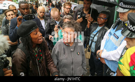 London, UK. 29. Juli 2017. Demonstranten argumentieren mit der Polizei. Protest und Vigil für Rashan Charles außerhalb Stoke Newington Polizeistation, der gestorben nachdem er gejagt und von der Polizei verhaftet. Penelope Barritt/Alamy Live-Nachrichten Stockfoto