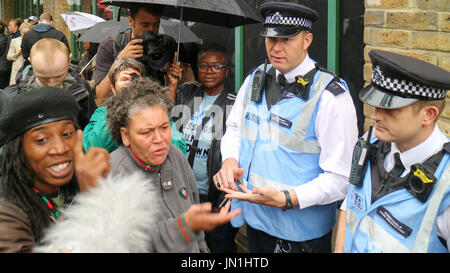 London, UK. 29. Juli 2017. Demonstranten argumentieren mit der Polizei. Protest und Vigil für Rashan Charles außerhalb Stoke Newington Polizeistation, der gestorben nachdem er gejagt und von der Polizei verhaftet. Penelope Barritt/Alamy Live-Nachrichten Stockfoto