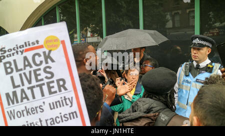 London, UK. 29. Juli 2017. Demonstranten argumentieren mit der Polizei. Protest und Vigil für Rashan Charles außerhalb Stoke Newington Polizeistation, der gestorben nachdem er gejagt und von der Polizei verhaftet. Penelope Barritt/Alamy Live-Nachrichten Stockfoto