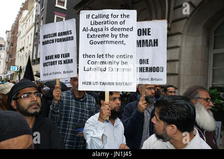 Botschaft von Saudi-Arabien, London, England, UK. 29. Juli 2017. Hunderte von der muslimischen Gemeinde Protest, die muslimischen Führern wie #Saudi, Türkei, Ägypten und Pakistan, Maßnahmen zu ergreifen, auf Al-Aqsa Moschee Verteidigung Israelis illegal besetzten und Block Gläubige in die Moschee zum Gebet zu verlangen. Al-Aqsa ist ein heiliges für Muslime. Die Demonstranten sind wütend in der Tat ist die moslemischen Führer selbst Komplizenschaft zerstört mittlere Osten und gegen den Islam. Bildnachweis: Siehe Li/Alamy Live News Stockfoto