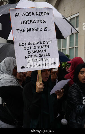 Botschaft von Saudi-Arabien, London, England, UK. 29. Juli 2017. Hunderte von der muslimischen Gemeinde Protest, die muslimischen Führern wie #Saudi, Türkei, Ägypten und Pakistan, Maßnahmen zu ergreifen, auf Al-Aqsa Moschee Verteidigung Israelis illegal besetzten und Block Gläubige in die Moschee zum Gebet zu verlangen. Al-Aqsa ist ein heiliges für Muslime. Die Demonstranten sind wütend in der Tat ist die moslemischen Führer selbst Komplizenschaft zerstört mittlere Osten und gegen den Islam. Bildnachweis: Siehe Li/Alamy Live News Stockfoto