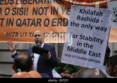 Botschaft von Saudi-Arabien, London, England, UK. 29. Juli 2017. Hunderte von der muslimischen Gemeinde Protest, die muslimischen Führern wie #Saudi, Türkei, Ägypten und Pakistan, Maßnahmen zu ergreifen, auf Al-Aqsa Moschee Verteidigung Israelis illegal besetzten und Block Gläubige in die Moschee zum Gebet zu verlangen. Al-Aqsa ist ein heiliges für Muslime. Die Demonstranten sind wütend in der Tat ist die moslemischen Führer selbst Komplizenschaft zerstört mittlere Osten und gegen den Islam. Bildnachweis: Siehe Li/Alamy Live News Stockfoto