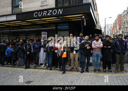Botschaft von Saudi-Arabien, London, England, UK. 29. Juli 2017. Hunderte von der muslimischen Gemeinde Protest, die muslimischen Führern wie #Saudi, Türkei, Ägypten und Pakistan, Maßnahmen zu ergreifen, auf Al-Aqsa Moschee Verteidigung Israelis illegal besetzten und Block Gläubige in die Moschee zum Gebet zu verlangen. Al-Aqsa ist ein heiliges für Muslime. Die Demonstranten sind wütend in der Tat ist die moslemischen Führer selbst Komplizenschaft zerstört mittlere Osten und gegen den Islam. Bildnachweis: Siehe Li/Alamy Live News Stockfoto