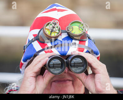 Mann, der durch ein Fernglas schaut, trägt einen Union Jack British Army-Pithhelm: Bleiben Sie aufmerksam, Patriotismus, Brexit... Konzept. Stockfoto