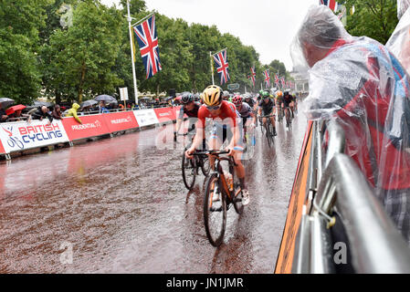 London, UK.  29. Juli 2017.  Elite Frauen The Mall während der aufsichtsrechtlichen RideLondon Classique Fahrer passieren Reiten 12 Runden runden eine 5,5 km Strecke im Zentrum von London.  Rangiert als eines der Top Frauen UCI WorldTour Veranstaltungen, ist Preisgeld für das Rennen der höchste jemals für ein Frauen eines Tages Rennen und verfügt über 18 der Top 20 Teams aus der Womens World Tour.  Bildnachweis: Stephen Chung / Alamy Live News Stockfoto