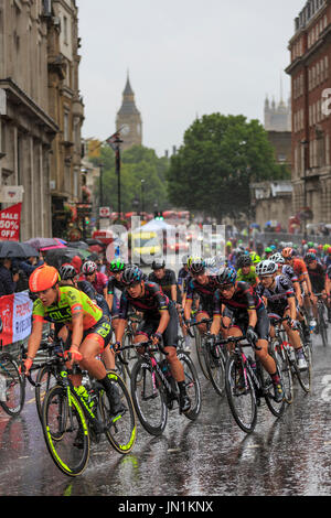 London, UK, 29. Juni 2017. RideLondon Classique. Die nassen Straßen von London Gastgeber der Frauen Hauptfeld in RideLondon Classique - 66km Rennen um ein 5,5 km Strecke finishing auf der Mall. Bildnachweis: Clive Jones/Alamy Live-Nachrichten Stockfoto