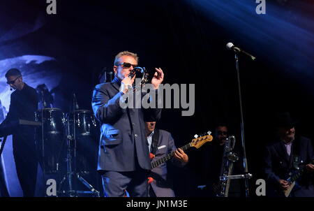 Lulworth, Dorset, UK. 29. Juli 2017. Camp Bestival Day 3 - Suggs mit britischen Ska-band Madness erklingt in Camp Bestival, Lulworth, 29. Juli 2017 Dorset, UK Credit: DFP Photographic/Alamy Live News Stockfoto