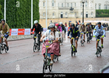 London, UK. 29. Juli 2017. Die 2017 Brompton World Championships. Radfahrer bestritt das Rennen beginnend mit Entfaltung der Brompton Klappfahrräder. Die Radfahrer können nur auf einem Brompton Bike eingeben und Lycra nicht tragen könnte. Einige Teilnehmer trugen Kostüme für das Rennen. Andrew Steven Graham/Alamy Live-Nachrichten Stockfoto