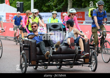 London, UK. 29. Juli 2017. Radfahrer, die Teilnahme an den aufsichtsrechtlichen RideLondon Freecycle. Andrew Steven Graham/Alamy Live-Nachrichten Stockfoto