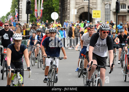 London, UK. 29. Juli 2017. Radfahrer, die Teilnahme an den aufsichtsrechtlichen RideLondon Freecycle. Andrew Steven Graham/Alamy Live-Nachrichten Stockfoto