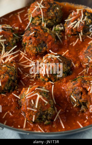 Hausgemachte Bio Vegan Veggie-Frikadellen in Marinara Sauce Stockfoto