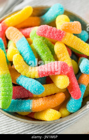 Süß sauer Neon Gummy Worms mit einem Zuckerguss Stockfoto