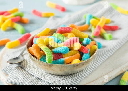 Süß sauer Neon Gummy Worms mit einem Zuckerguss Stockfoto