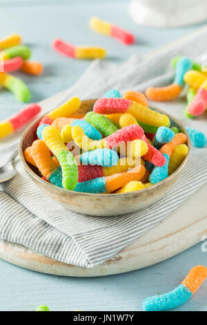 Süß sauer Neon Gummy Worms mit einem Zuckerguss Stockfoto