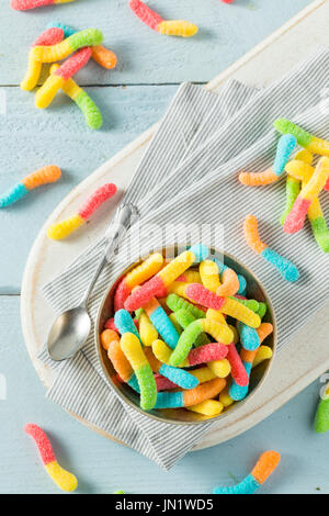 Süß sauer Neon Gummy Worms mit einem Zuckerguss Stockfoto