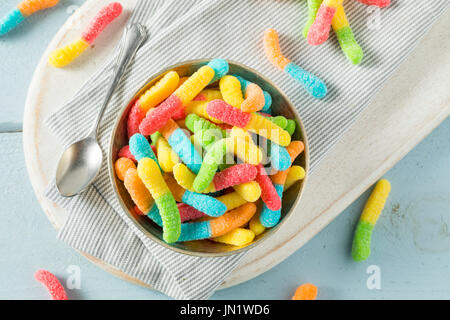 Süß sauer Neon Gummy Worms mit einem Zuckerguss Stockfoto