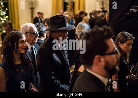 Schauspieler Morgan Freeman, mit Hut, fährt das Kennedy Center Honors-Empfang im Weißen Haus am 2. Dezember 2012 in Washington, DC. Das Kennedy Center Honors erkannt sieben Personen - Buddy Guy, Dustin Hoffman, David Letterman, Natalia Makarova, John Paul Jones, Jimmy Page und Robert Plant - für ihre lebenslange Beiträge zur amerikanischen Kultur durch die darstellende Kunst. . Bildnachweis: Brendan Hoffman / Pool über CNP