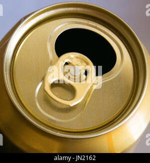 Draufsicht auf einen geöffneten goldenen Bier kann Stockfoto