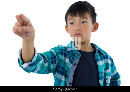 Junge, die vorgibt, eine unsichtbare Touchscreen vor weißem Hintergrund Stockfoto