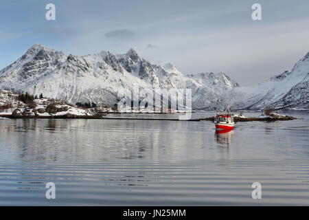 Fishboat zurück nach Port-Sildpolltjonna Bucht-Sildpollnes Stift.-Sildpollholmen Insel. Mts.Higravtindan-Lilandstinden-Geitgallien-Kroktindan-Durmalsfjellet. Stockfoto