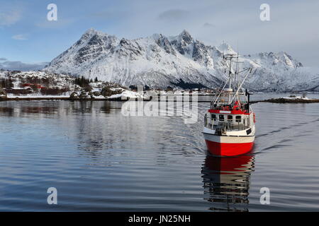 Fishboat zurück nach Port-Sildpolltjonna Bucht-Sildpollnes Stift.-Sildpollholmen Insel. Mts.Higravtindan-Lilandstinden-Geitgallien-Kroktindan-Durmalsfjellet. Stockfoto