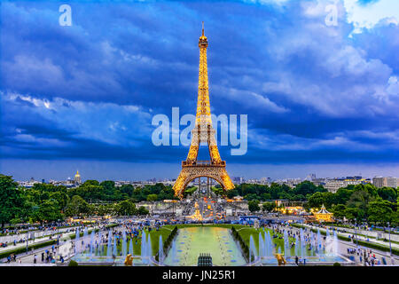 Paris, Frankreich, 8. Juni 2014: Eiffelturm in der Dämmerung leuchtet - während Roland Garros tour. Der Eiffelturm wurde 1889 erbaut und ist eine populäre attra Stockfoto