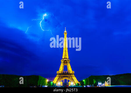Paris, Frankreich, 8. Juni 2014: Gewitter hinter Eiffelturm bei Nacht beleuchtet - während Roland Garros tour. Der Eiffelturm wurde 1889 erbaut, Stockfoto