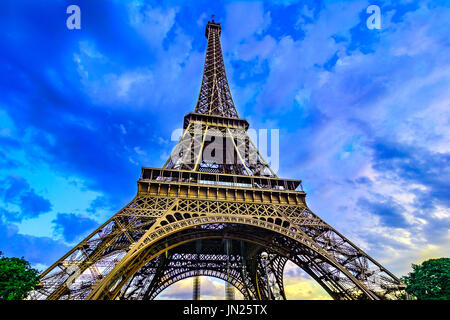 Paris, Frankreich, Eiffel Turm, beleuchtete bei Sonnenuntergang der Eiffelturm wurde 1889 erbaut und ist ein beliebter Anziehungspunkt für Touristen. Stockfoto