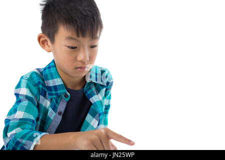 Junge, die vorgibt, eine unsichtbare Touchscreen vor weißem Hintergrund Stockfoto