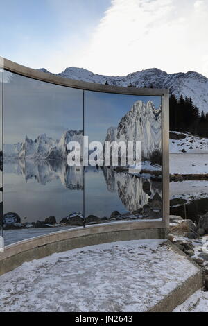 Lyngvaer, Austvagoya, Lofoten, Norwegen-Februar 25, 2016: Beton-Glas-Stahl-2'5 x 3-ms.sculpture spiegelt Fjord-Berge. Skulpturlandska Stockfoto