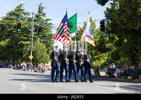 Seattle, Washington: Gemeinsame Streitkräfte Color Guard führt der West Seattle Grand Parade. Die jährliche Parade, veranstaltet von der West Seattle Rotary Service Stockfoto