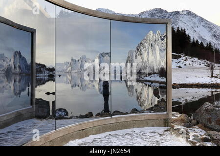 Lyngvaer, Austvagoya, Lofoten, Norwegen-Februar 25, 2016: Beton-Glas-Stahl-2'5 x 3-ms.sculpture spiegelt Fjord-Berge. Skulpturlandska Stockfoto