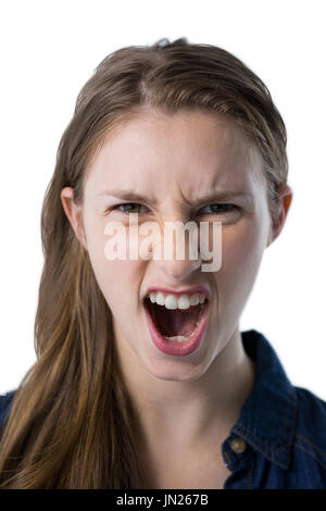 Porträt von Teenager-Mädchen schreien vor weißem Hintergrund Stockfoto