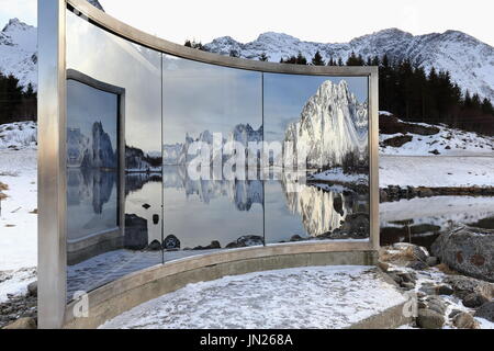 Lyngvaer, Austvagoya, Lofoten, Norwegen-Februar 25, 2016: Beton-Glas-Stahl-2'5 x 3-ms.sculpture spiegelt Fjord-Berge. Skulpturlandska Stockfoto