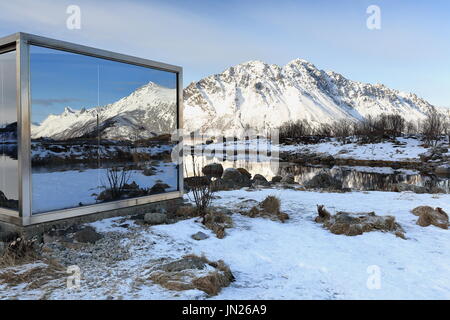 Lyngvaer, Austvagoya, Lofoten, Norwegen-Februar 25, 2016: Beton-Glas-Stahl-2'5 x 3-ms.sculpture spiegelt Fjord-Berge. Skulpturlandska Stockfoto