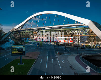 Einschienenbahn "Die Schwebebahn" in Wuppertal, Deutschland Stockfoto