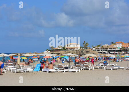 Sommerspaß am Arenal Strand in Javea an der Costa Blanca, Spanien Stockfoto