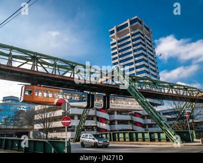 Einschienenbahn "Die Schwebebahn" in Wuppertal, Deutschland Stockfoto