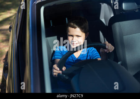 Porträt von Teenager Autofahren Stockfoto