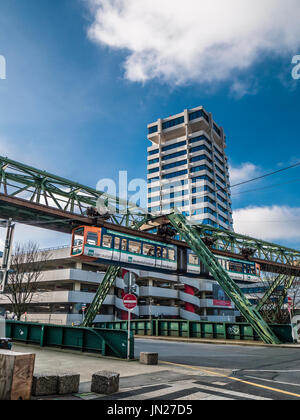 Einschienenbahn "Die Schwebebahn" in Wuppertal, Deutschland Stockfoto