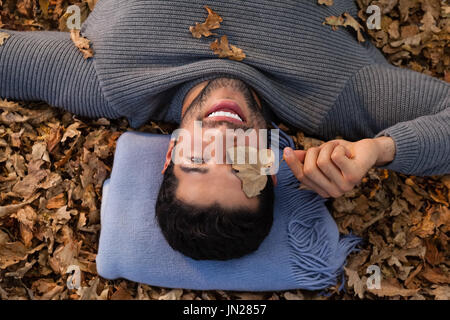 Porträt des Mannes liegen auf Blätter im Herbst Stockfoto
