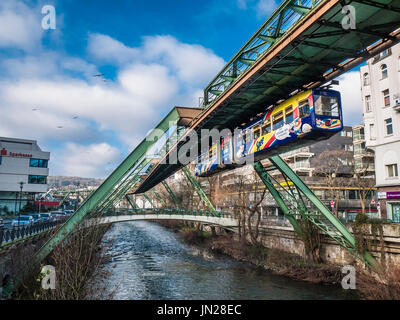 Einschienenbahn "Die Schwebebahn" in Wuppertal, Deutschland Stockfoto