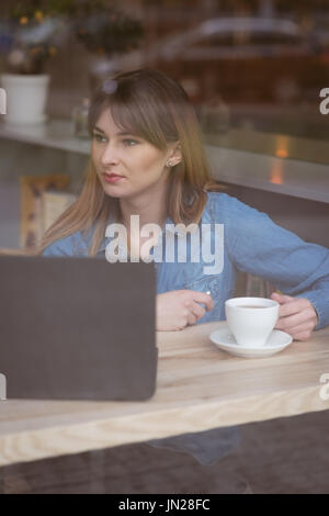 Schöne Frau mit Laptop im café Stockfoto