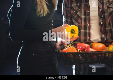 Paar Gemüse im Bioladen im Supermarkt zu kaufen Stockfoto