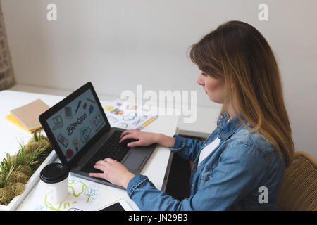 Schöne Frau mit Laptop im café Stockfoto